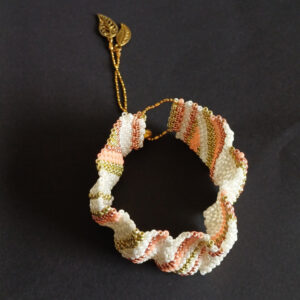 Bracelet manchette en perles tissées de couleurs rose, blanc et doré ajustable avec chaine en acier