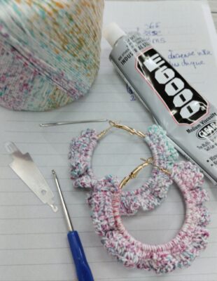 Tutoriel pour réaliser une paire de boucles d'oreille créoles crochetées au fil de coton.