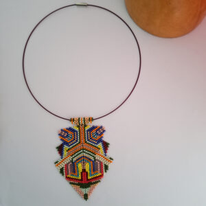 Colliert ethnique à grand pendentif en perles de rocaille multiclore tissées