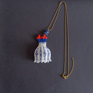 Collier long à grand pendentif en perles tissées et chaine en acier doré