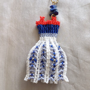 Collier sautoir au pendentif tissé robe