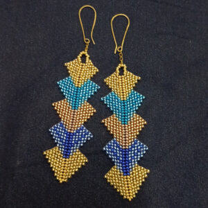 Fines et longues boucles d'oreille ethniques en perles tissées et acier doré