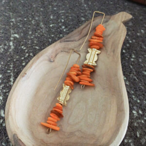 Pendantes d'oreille architecturales jaune et or. En perles chips à la coupe aléatoire, poids baoulé et acier doré