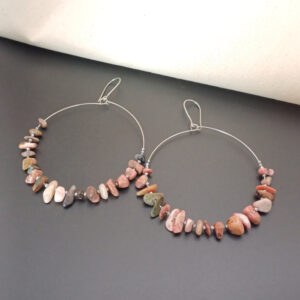 Créoles xxl en pierres fines rose rhodonite, acier et perles facettées grises. Poétique et douce.