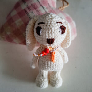 Mini peluche crochetée lapin Crème. En fil de coton et acrylique rembourrée à la ouate synthétique. Couleur crème.