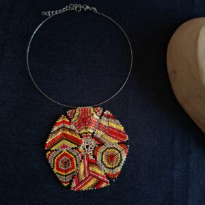 collier ras de cou a grand pendentif disque en perles de rocaille tissée rouges jaunes marron