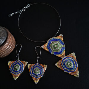 parure en perles tissées et acier inoxydable; grand pendentif central sur un ras-de-cou