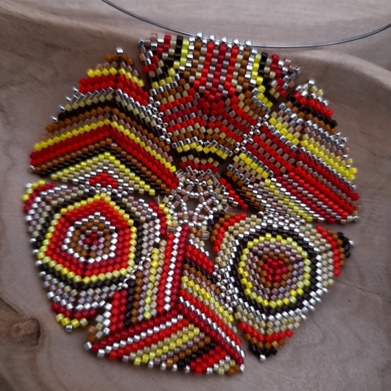 collier ras de cou a grand pendentif disque en perles de rocaille tissée