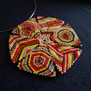 collier ras de cou a grand pendentif disque en perles de rocaille tissée