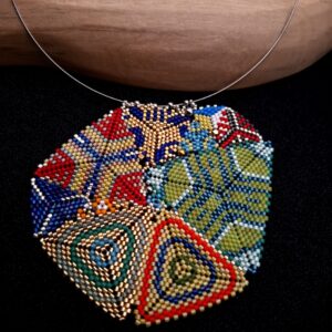 ras-de-cou à grand pendentif en perles de rocaille tissées, triangles assemblées de manière aléatoire
