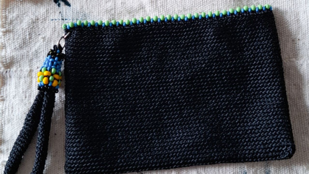 pochette crochetée fil soyeux noir et perles de rocaille